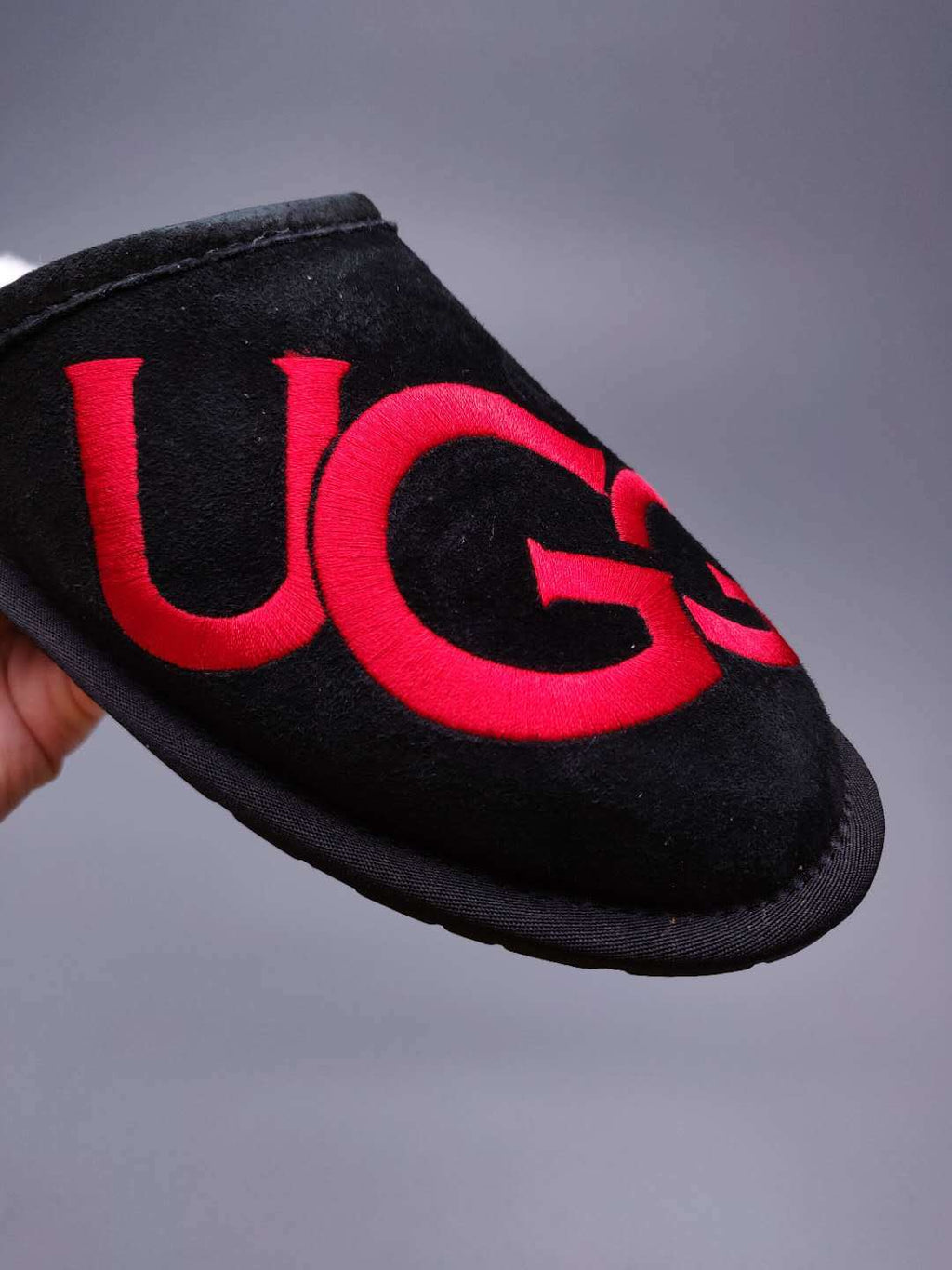 2593 Black G-Letter Indoor Slippers