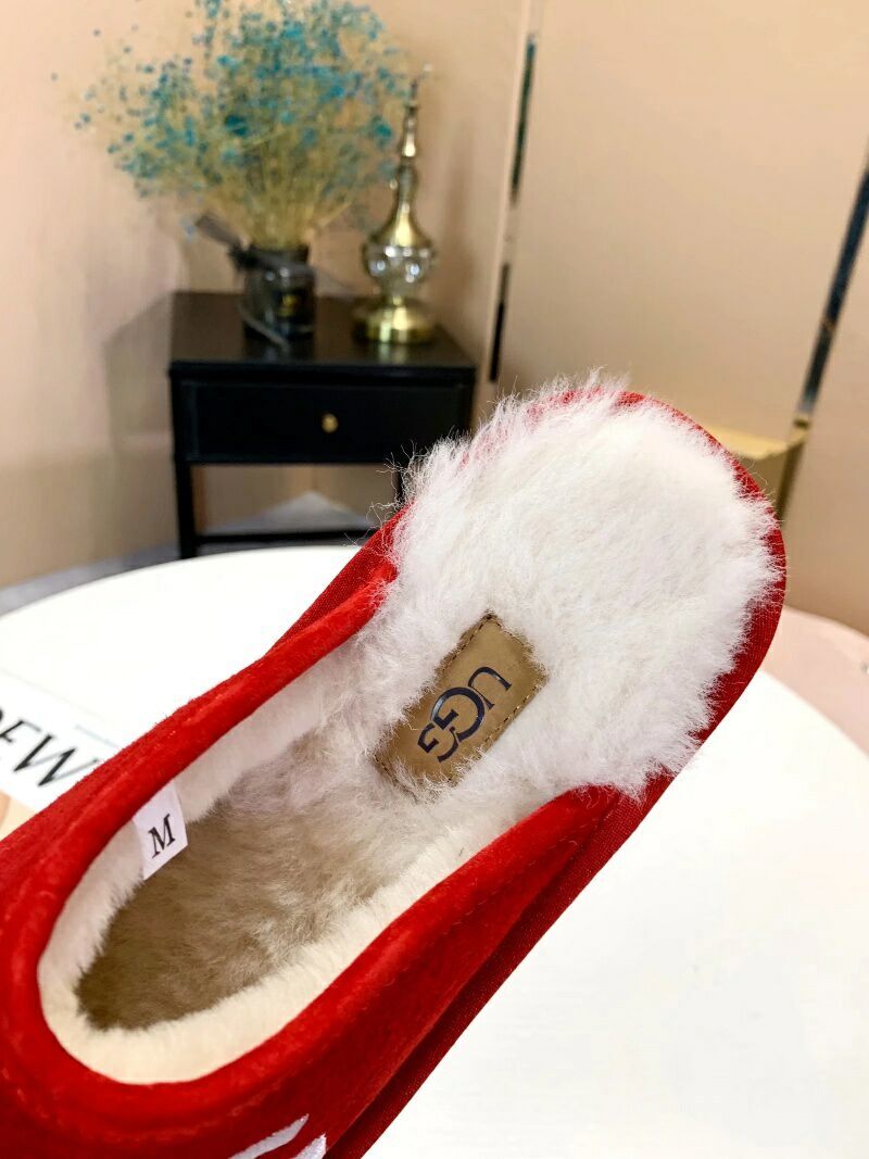 2593 Bright Red G-Letter Indoor Slippers