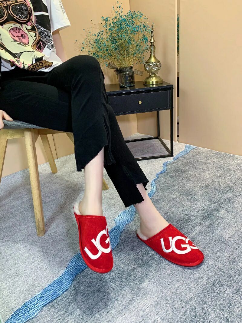 2593 Bright Red G-Letter Indoor Slippers