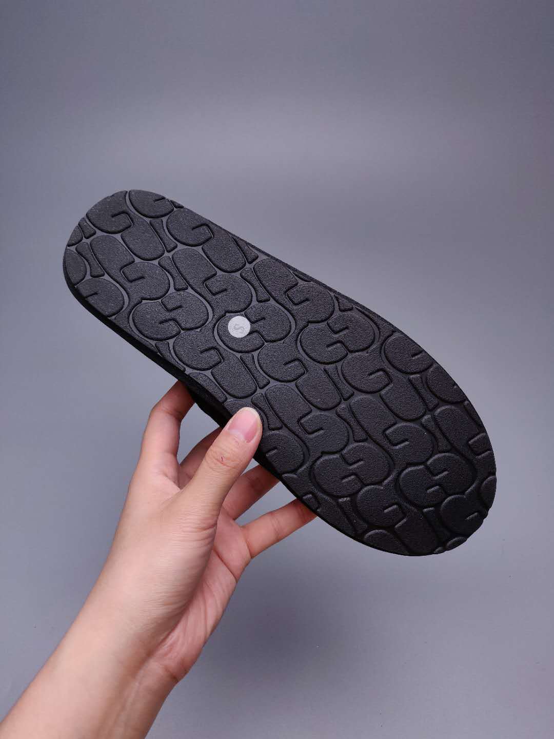 2593 Black G-Letter Indoor Slippers