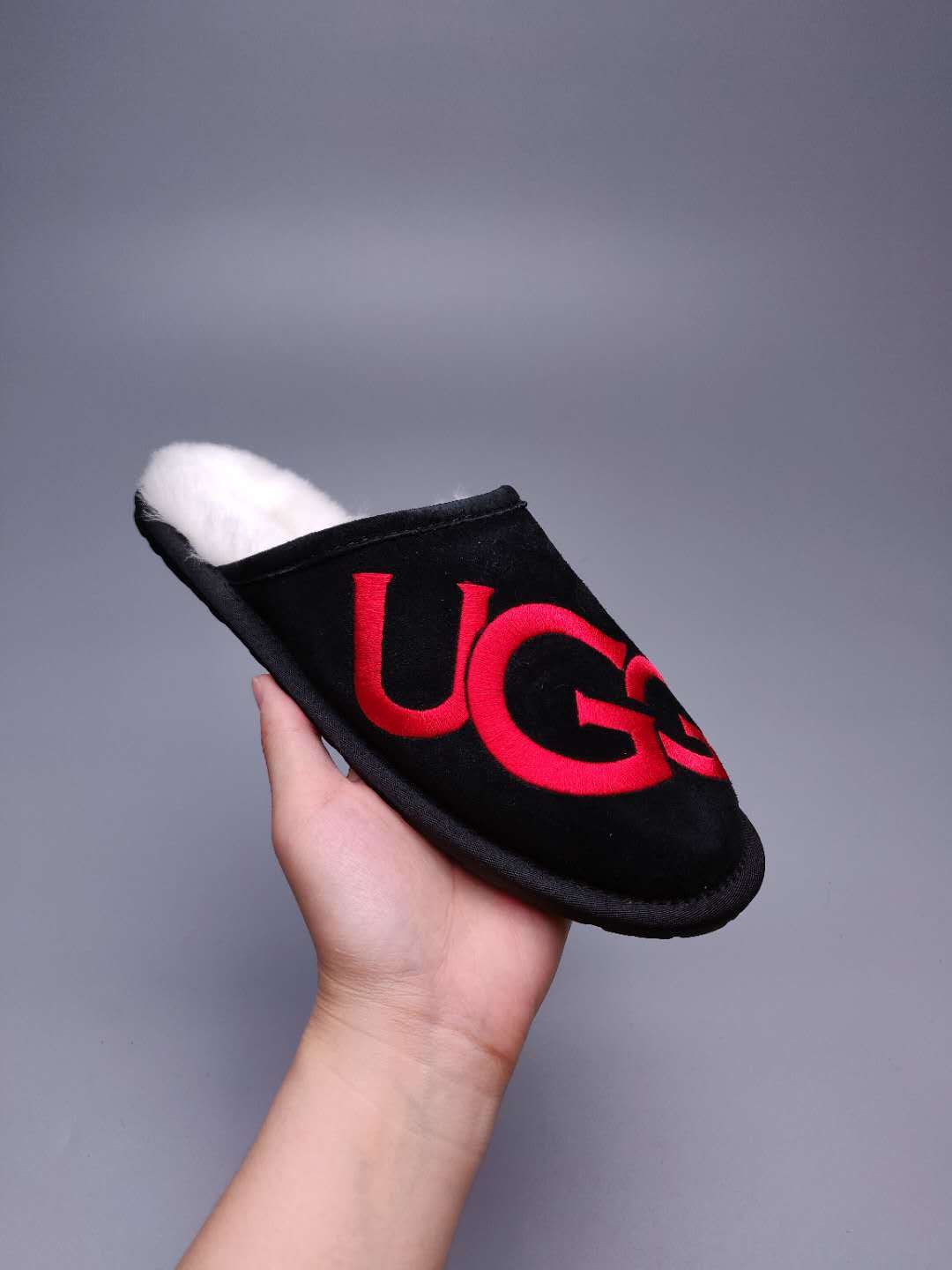 2593 Black G-Letter Indoor Slippers