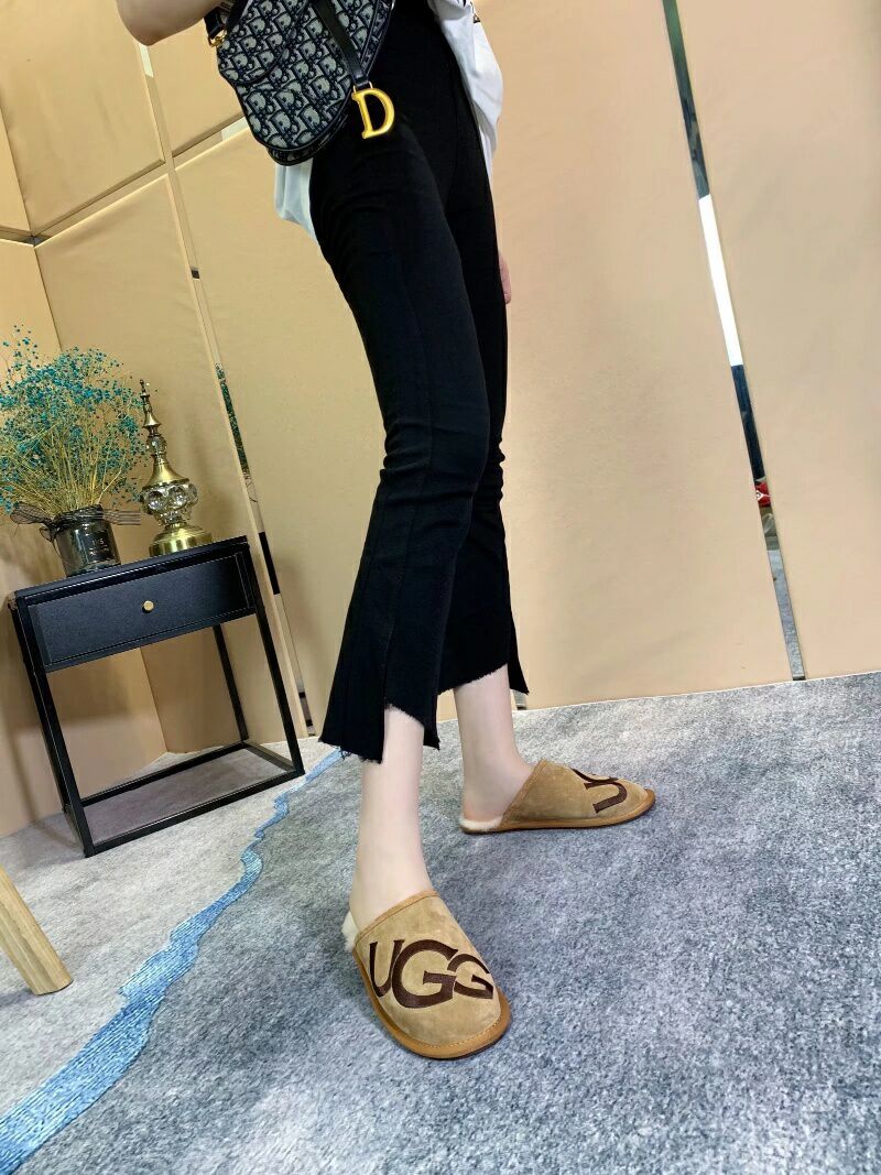 2593 Chestnut G-Letter Indoor Slippers