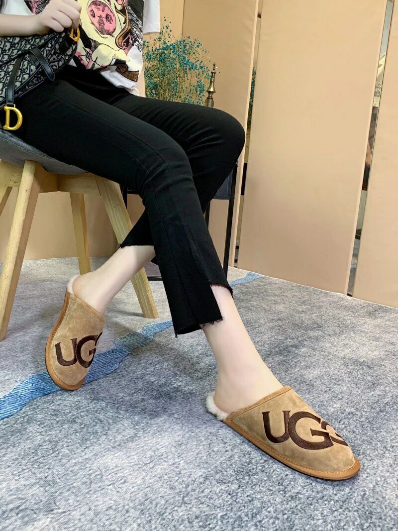 2593 Chestnut G-Letter Indoor Slippers