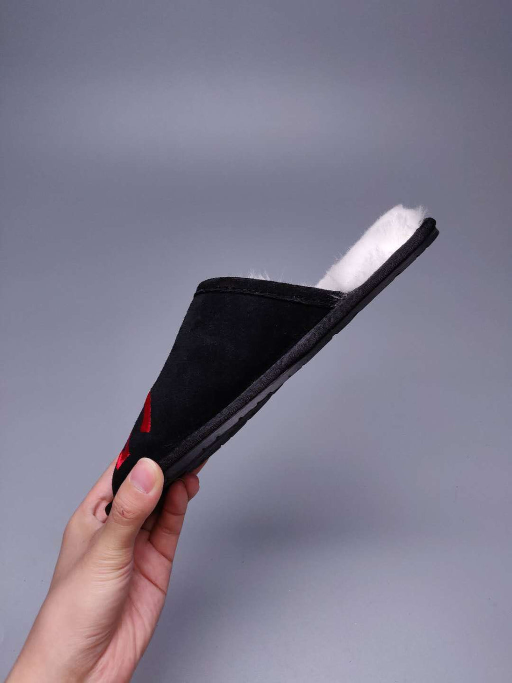 2593 Black G-Letter Indoor Slippers