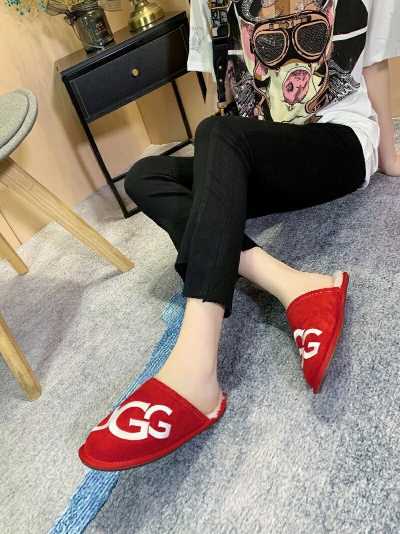 2593 Bright Red G-Letter Indoor Slippers