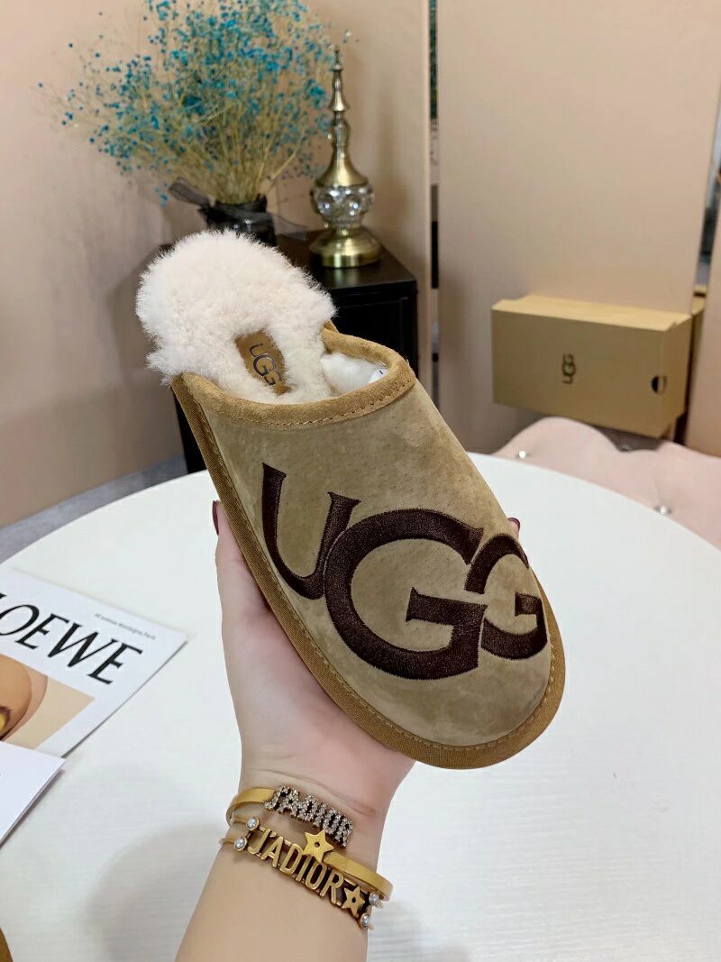 2593 Chestnut G-Letter Indoor Slippers