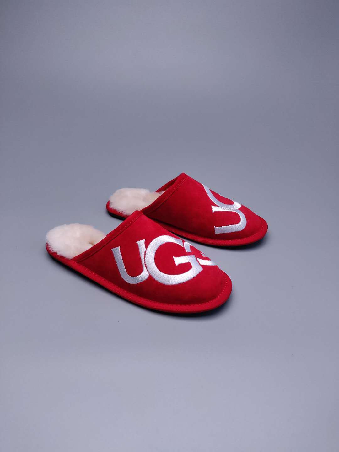 2593 Bright Red G-Letter Indoor Slippers