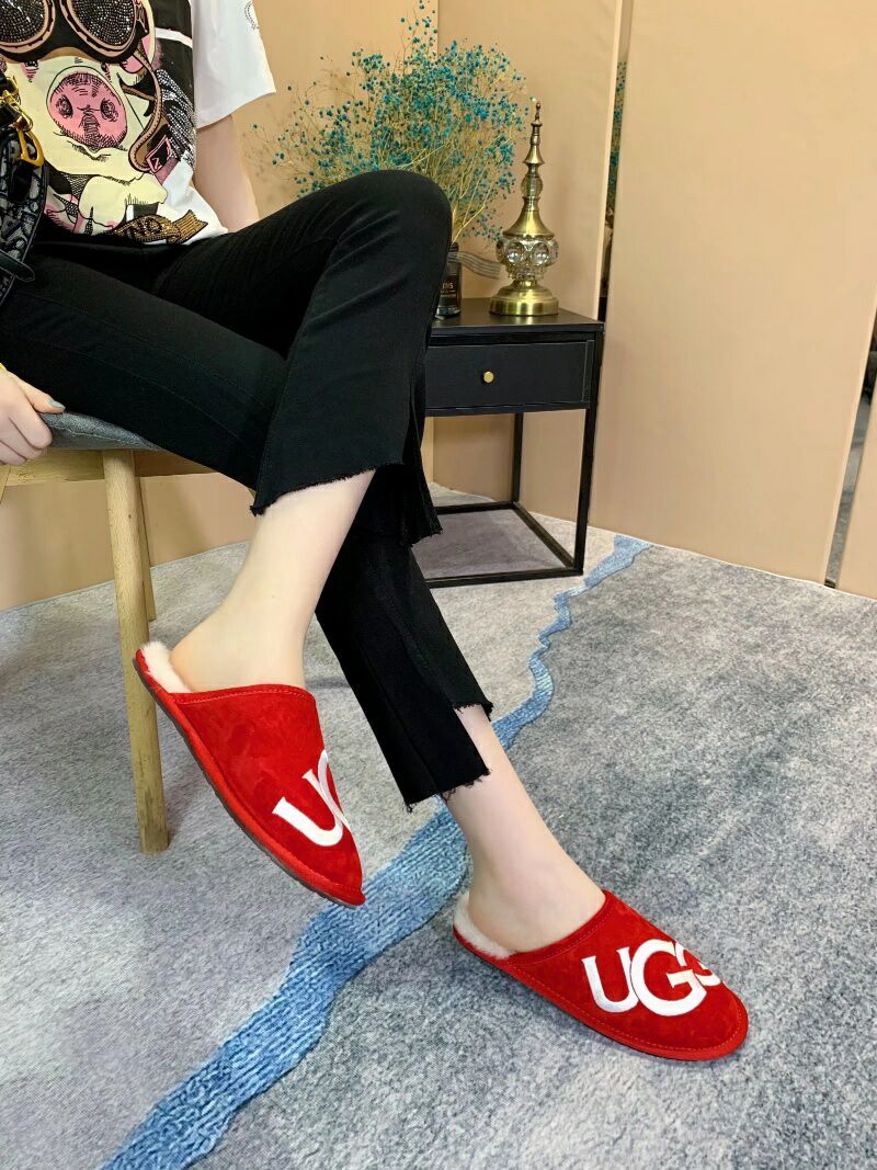 2593 Bright Red G-Letter Indoor Slippers